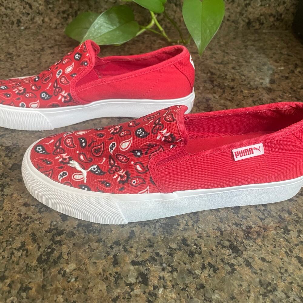 Nearly New Women’s Size 7 PUMA Bari Slip-On Bandana Women’s Sneaker-Red Paisley